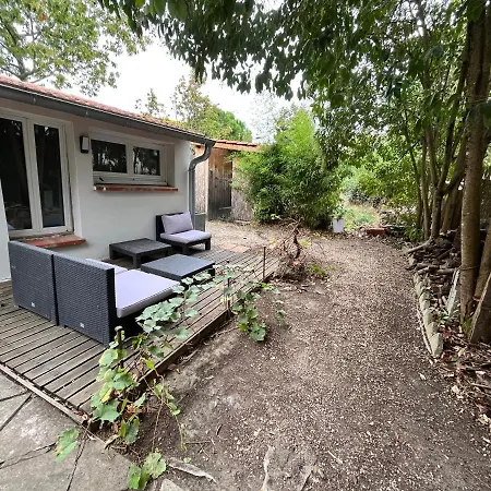 Petit Avec Terrasse